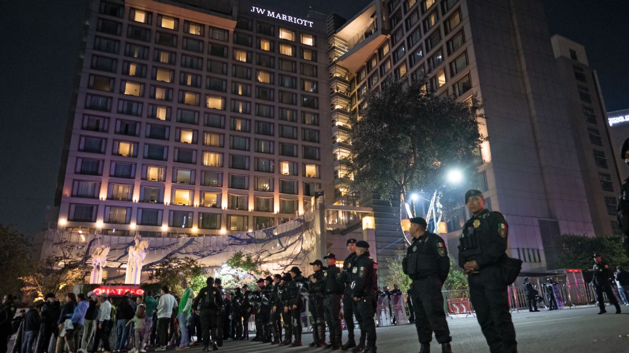 墨西哥球迷球场外高歌扰英格兰酒店，世界杯氛围延续到城里
